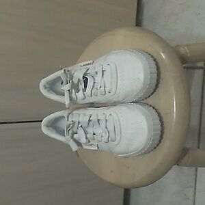 Puma women leather sneakers size 71/2